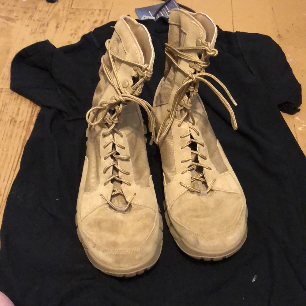 OAKLEY MENS SIZE 8.5 COMBAT BOOTS